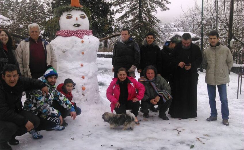 Τεράστιος χιονάνθρωπος στην Νυμφασία έγινε θέαμα στα MME