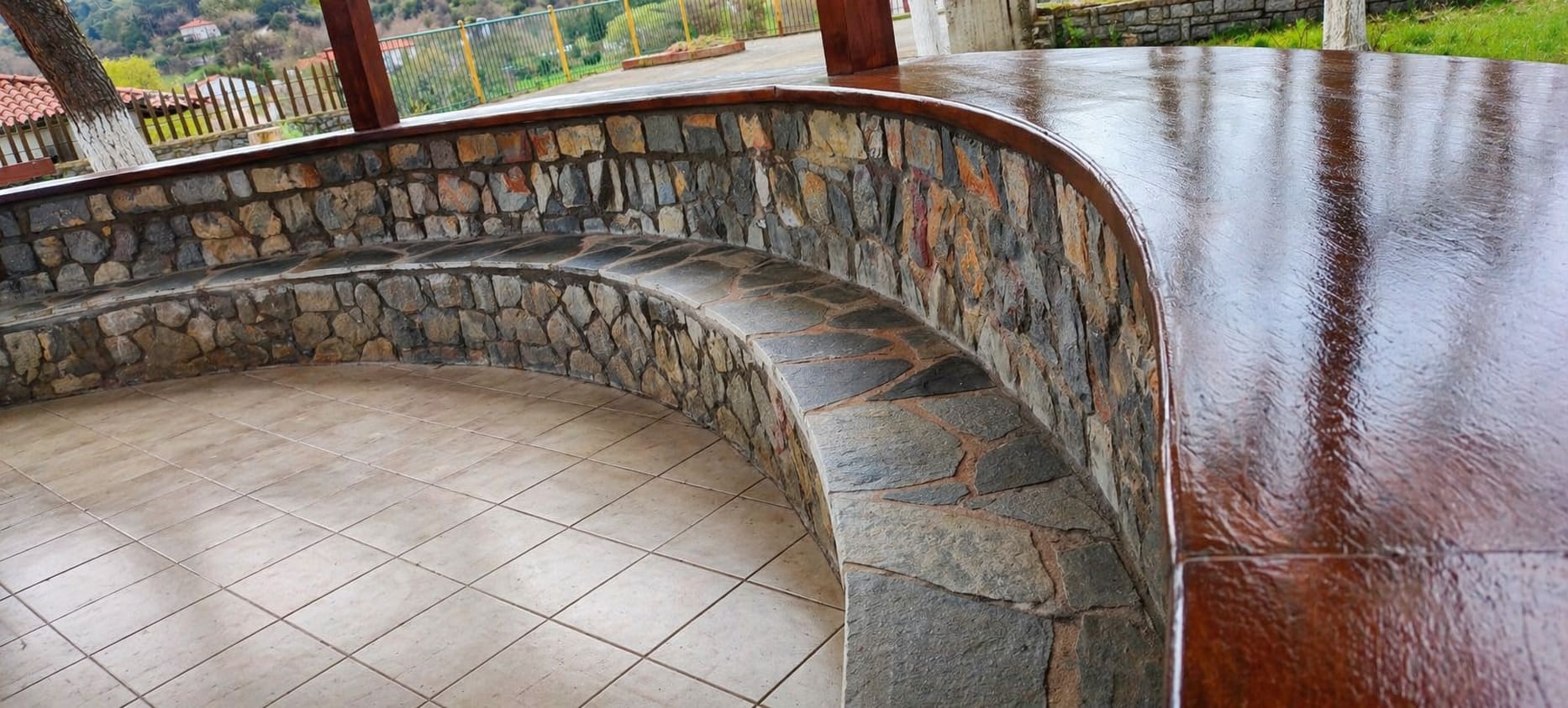 Πέτρινη κατασκευή κιόσκι