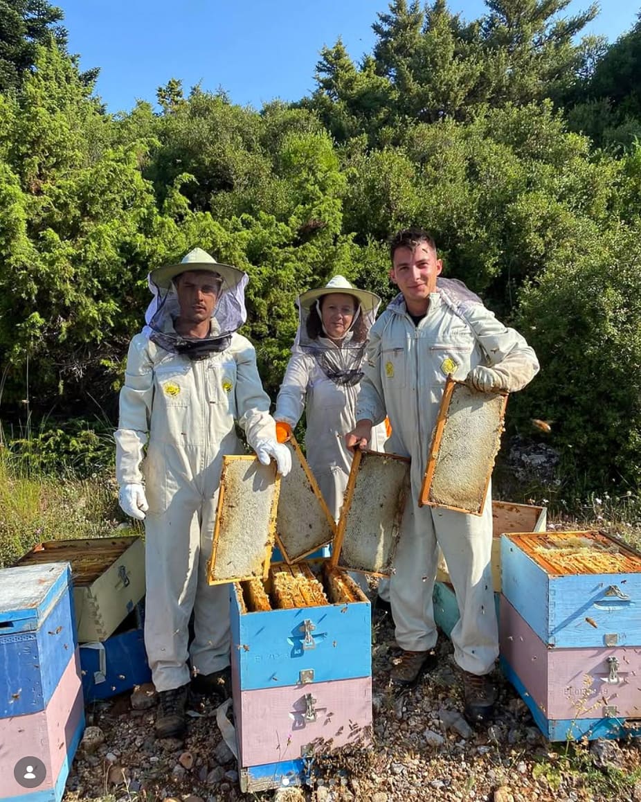 Η οικογένεια Τουρλή με πλαίσια μελιού στη Νυμφασία